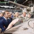 “Ce n’est pas demain l’économie de guerre, c’est là”, affirme le Président Emmanuel Macron
